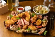 Mix grill cu cartofi prăjiți