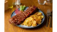 Scăriță de porc cu sos BBQ și cartofi